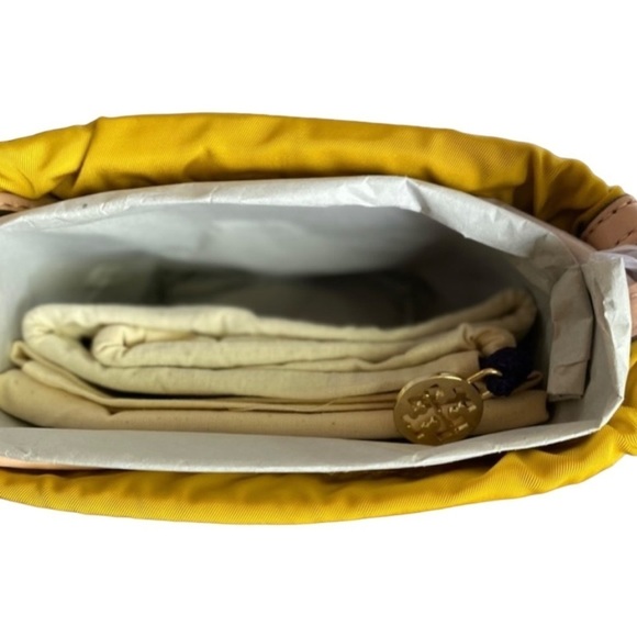 Tory Burch Robinson Bucket Bag Crossbody Purse Flower Appliqué NWT Leather - Picture 13 of 15